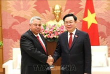 Le Présidente de l'Assemblée nationale du Vietnam, Vuong Dinh Huê (à droite) et Ulises Guilarte de Nacimiento, secrétaire général du Centre des travailleurs cubains, aussi vice-président de la Fédération syndicale mondiale. Photo : VNA.