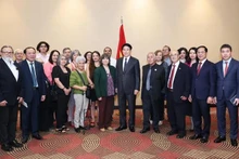 Le Président Luong Cuong et les délégués Photo : VNA.