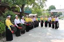 Les femmes du quartier de Thinh Lang, ville de Hoa Binh City, jouent souvent des gongs lors d'activités de festival ou d'événements locaux importants. Photo MH