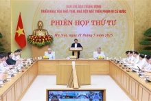 Le Premier ministre vietnamien Pham Minh Chinh (au cantre) prend la parole lors de la réunion. Photo : VNA.
