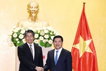Le ministre du Commerce et de l'Industrie, Nguyên Hông Diên (à droite) et l’ambassadeur du Japon au Vietnam, Ito Naoki (à gauche). Photo: moit.gov.vn