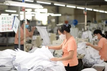 Malgré les perspectives sombres de l'économie mondiale, les exportateurs vietnamiens de fils, de textile-habillement et de chaussures restent optimistes avec les signaux positifs qui se profilent à l'horizon. Photo : VNA.