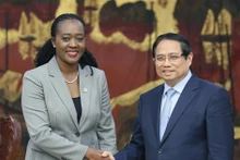 Le Premier ministre Pham Minh Chinh et le secrétaire d'État kényan à la Défense, Soipan Tuya. Photo : VNA.