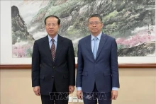 L'ambassadeur du Vietnam en Chine, Pham Thanh Binh (droite) et le vice-président du Comité des Affaires étrangères de l'Assemblée populaire nationale chinois, Fu Ziying. Photo : VNA. 