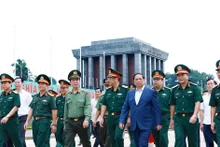 Le PM Pham Minh Chinh inspecte le travail de rénovation périodique du mausolée du Président Hô Chi Minh. Photo : VNA.