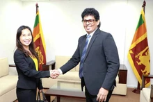 L'ambassadrice du Vietnam au Sri Lanka, Trinh Thi Tâm (à gauche) et le ministre sri-lankais du Commerce, du Commerce extérieur, de la sécurité alimentaire et du développement des coopératives, Wasantha Samarasinghe (à droite). Photo : baoquocte.vn