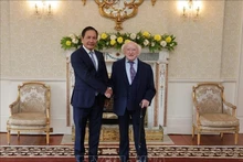 L'ambassadeur du Vietnam au Royaume-Uni et en Irlande, Dô Minh Hung (gauche) et le président irlandais Michael D. Higgins. Photo : VNA.