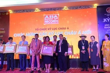 La directrice du Service de la culture, des sports et du tourisme, Huynh Thi Hoài Thu, reçoit le certificat du record d'Asie pour les plats à base de lotus. Photo: dulich.dongthap.gov.vn 