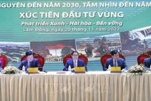 Le Premier ministre Pham Minh Chinh (centre) lors de la conférence, à Dà Lat, le 20 novembre. Photo : VNA.