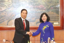 La rencontre entre la présidente de la Commission de Mobilisation des masses du Comité central du PCV, Bùi Thi Minh Hoài, et le président du Comité central du Front lao d’édification nationale (FLEN) Sinlavong Khoutphaythoune, à Hanoi, le 26 avril. Photo : VNA.
