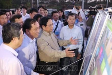 Le Premier ministre Pham Minh Chinh à la digue maritime de Go Cong. Photo : VNA.