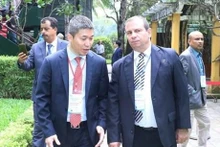Le président de l'ICAP, Fernando Gonzalez Llort (droite) et le vice-président, secrétaire général de l'Union des organisations d'amitié du Vietnam, Phan Anh Son lors d'une visite à la maison sur pilotis du président Ho Chi Minh. Photo : qdnd.vn