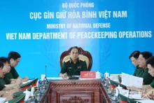 Le chef adjoint de l’état-major général de l’Armée populaire du Vietnam et chef adjoint du comité directeur du ministère de la Défense sur la participation aux opérations de maintien de la paix des Nations Unies, le général de corps d’armée Phung Si Tân préside la séance de travail, à Hanoi, le 16 septembre. Photo : VNA.