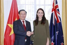 Le Président Vuong Dinh Huê et la Première ministre néo-zélandaise Jacinda Ardern. Photo : VNA.