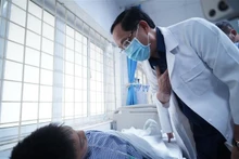 Le vice-président de l'Assemblée nationale Tran Quang Phuong rend visite aux victimes de l'incendie à l'Hôpital des Transports. Photo : VNA.