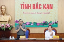 Le Premier ministre Pham Minh Chinh (gauche) lors de la séance de travail. Photo: VNA