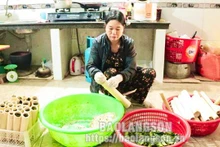 Nguyên Thi Hoa, au bourg de Na Sâm, district de Van Lam prépare le "cơm lam". Photo : baolangson.vn