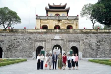 L’assistante du directeur général de l’UNESCO pour les sciences naturelles, Lidia Brito et sa délégation à la citadelle impériale de Thang Long. Photo : baoquocte.vn
