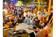 De nombreuses activités culturelles et artistiques dans l'espace de la rue piétonne de l'ancienne citadelle de Son Tây attirent les visiteurs. Photo : kinhtedothi.vn