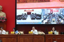 Le Président de l’AN Tran Thanh Man rencontre des électeuses à Hau Giang. Photo : VNA.