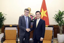 Le représentant en chef de l'UNESCO au Vietnam, Jonathan Wallace Baker (à gauche) et le vice-ministre des Affaires étrangères, Hà Kim Ngoc (à droite). Photo: baoquocte.vn