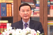 Le président de l’Association d’Amitié Vietnam - Japon, Tô Huy Rua, s'exprime lors de l'échange. Photo : Captures d'écran.