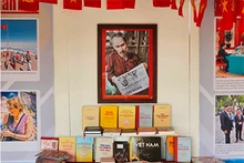 Les livres et publications sur le Président Hô Chi Minh, le Parti communiste du Vietnam, l'œuvre du "Dôi moi" (Renouveau) et de l'intégration internationale sont exposés à la Fête de l'Humanité. Photo: NDEL