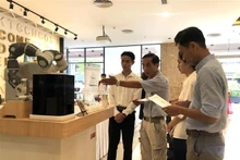 Un robot café est présenté sur un stand en marge de la conférence. Photo : VNA