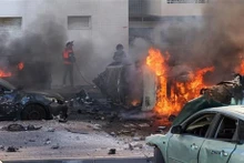 Des gens tentent d'éteindre des incendies de voitures après une attaque à la roquette depuis la bande de Gaza à Ashkelon, en Israël, le 7 octobre 2023. Photo : AFP/VNA