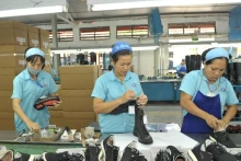 Les entreprises industrielles s'efforcent de relancer la production. Photo : nhandan.vn