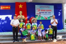 Remise des cadeaux aux élèves de l'école primaire de Truong Sa lors de la rentrée scolaire. Photo : VGP.