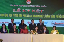 Les prestataires de services de Vinh Phuc, les agences de voyage de Vinh Phuc et du Sud ont également signé un accord de coopération pour stimuler la demande touristique et développer le tourisme de Vinh Phuc. Photo : NDEL.