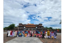 Les jeunes Vietnamiens résidant à l'étranger se rendent à Huê. Photo : VNA.