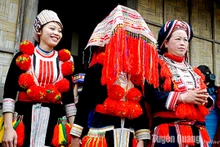 La mariée porte des vêtements traditionnels et se couvre la tête avec un foulard pendant le trajet de la maison de la mariée à la maison du marié. Photo : baotuyenquang.com.vn