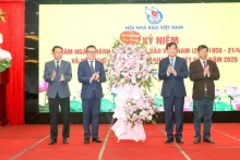Les dirigeants de la Commission centrale de la propagande et de la mobilisation de masse ont offert une corbeille de fleurs pour féliciter l’Association des Journalistes du Vietnam à l’occasion de son 75e anniversaire. Photo : nhandan.vn