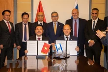 La signature de la déclaration pour acherver des négociations de leur Accord de libre-échange Vietnam - Israël (VIFTA) le 2 avril 2023. Photo : VNA.