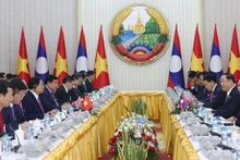 L'entretien entre les deux Premiers ministres Pham Minh Chinh et Sonexay Siphandone. Photo : VNA.