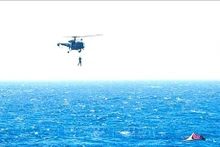 Opération de sauvetage des membres d'équipage après l'attaque contre un vraquier dans le golfe d'Aden, au Yémen, le 6 mars 2024. Photo : AFP/VNA