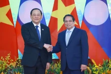 Le Premier ministre Pham Minh Chinh (droite) rencontre son homologue lao à l’occasion du Sommet du P4G à Hanoï. Photo : VNA.