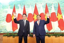 Le Premier ministre vietnamien, Pham Minh Chinh (à droite), et son homologue japonais, Kishida Fumio. Photo : VNA.