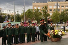 Le général Phan Van Giang, ministre de la Défense et sa suite ont rendu hommage au Président Hô Chi Minh à Moscou. Photo : VNA.