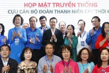 Le Président du Vietnam, Vo Van Thuong (veste noir, au centre), et des anciens responsables de l'Union de la Jeunesse communiste Hô Chi Minh. Photo : VNA.