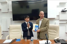 Vo Van Be (à gauche), directeur adjoint et rédacteur en chef adjoint de la Maison d'édition politique nationale Su That (Vérité) offre le livre à Rogelio Polanco Fuentes, secrétaire du Comité central du Parti communiste de Cuba et chef de la Commission centrale de l’idéologie du Parti. Photo : VNA.
