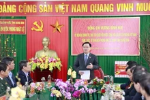 Le Président de l’Assemblée nationale, Vuong Dinh Huê lors de la visite au poste de gard-frontière de Nhât Lê, dans la province de Quang Binh (Centre), le 8 janvier. Photo: VNA