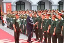 Le Secrétaire général du Parti et Président de la République Tô Lâm avec les responsables du ministère de la Défense et du Département général II. Photo : VNA.