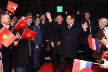 Des Vietnamiens aux Pays-Bas accueillent chaleureusement le Premier ministre Pham Minh Chinh. Photo : VNA.