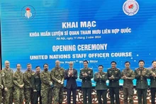 Lors de l'ouverture d'ne formation d'officiers d'état-major des Nations Unies 2024, co-organisée par le Vietnam et le Canada, le 11 mars au Département du maintien de la paix du Vietnam. Photo : VNA
