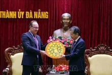 L'ambassadeur de Russie au Vietnam Bezdetko Gennady Stepanovich offre un cadeau au secrétaire du Comité du Parti de Dà Nang, Nguyên Van Quang (à droite). Photo : VNA.