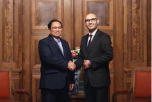 Le Premier ministre Pham Minh Chinh (à gauche) et le secrétaire général de la CPA Marcin Czepelak, au siège de la CPA au Palais de la Paix à La Haye. Photo : VNA.