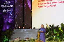 Le vice-président du Comité populaire municipal Duong Anh Duc prend la parole à l’ouverture de la 9e Fête de l'áo dài de Hô Chi Minh-Ville. Photo : VNA/CVN.